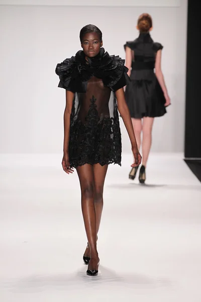 Model dragen van nino lettieri ontwerper jurk — Stockfoto