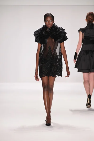Model dragen van nino lettieri ontwerper jurk — Stockfoto