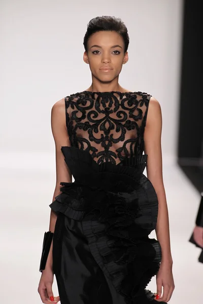 Nino lettieri tasarımcı elbise modeli — Stok fotoğraf