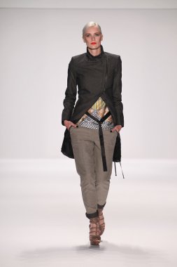 model silkskin tasarımcı elbise pist yürür