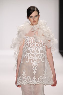 Nino lettieri tasarımcı elbise modeli