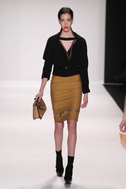 model silkskin tasarımcı elbise pist yürür