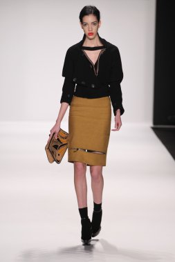 model silkskin tasarımcı elbise pist yürür