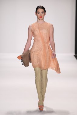model silkskin tasarımcı elbise pist yürür
