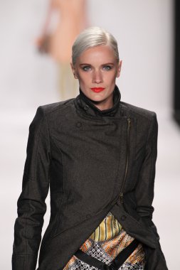 model silkskin tasarımcı elbise pist yürür