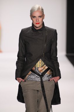 model silkskin tasarımcı elbise pist yürür