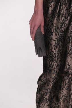 model silkskin tasarımcı elbise pist yürür