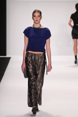 model silkskin tasarımcı elbise pist yürür