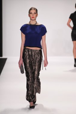 model silkskin tasarımcı elbise pist yürür