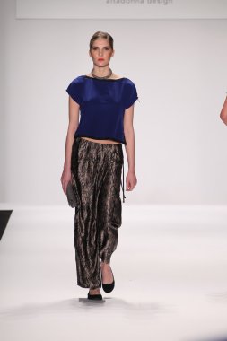 model silkskin tasarımcı elbise pist yürür