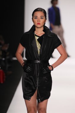 model silkskin tasarımcı elbise pist yürür