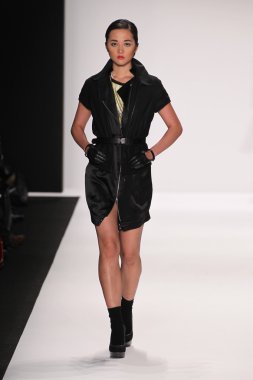 model silkskin tasarımcı elbise pist yürür