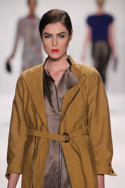 model silkskin tasarımcı elbise pist yürür