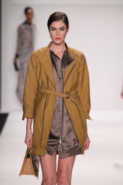 model silkskin tasarımcı elbise pist yürür