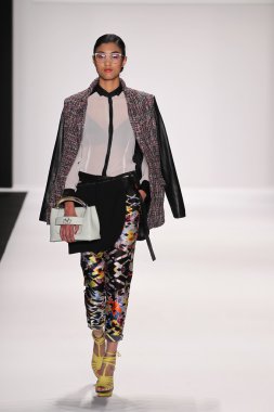 silkskin elbise giyen pist model yürür