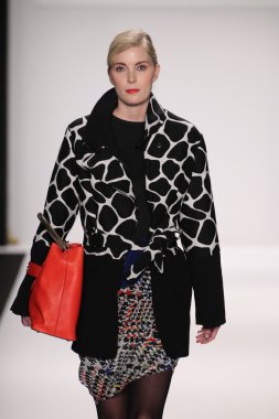 silkskin elbise giyen pist model yürür