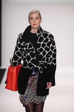 silkskin elbise giyen pist model yürür