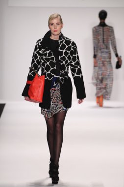 silkskin elbise giyen pist model yürür