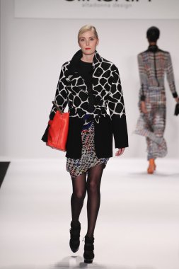 silkskin elbise giyen pist model yürür