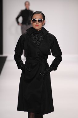 silkskin elbise giyen pist model yürür