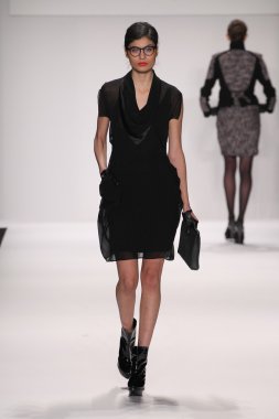 silkskin elbise giyen pist model yürür