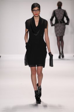 silkskin elbise giyen pist model yürür