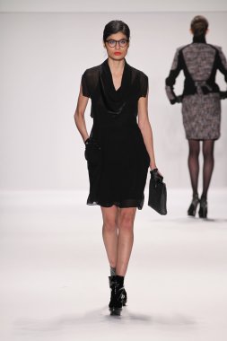 silkskin elbise giyen pist model yürür