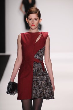 silkskin elbise giyen pist model yürür