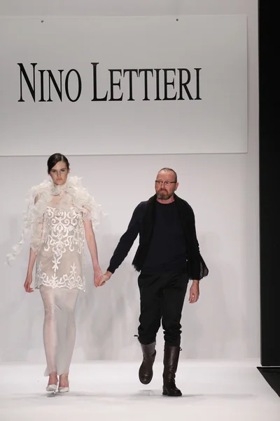 Designer Nino Lettieri et modèle — Photo