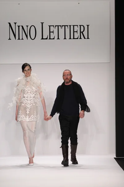 Designer Nino Lettieri et modèle — Photo
