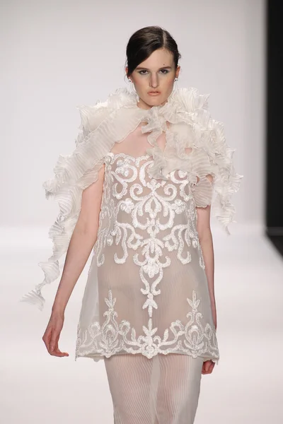 Modèle portant la robe de créateur Nino Lettieri — Photo