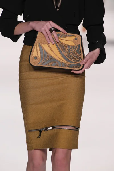 Модель прогулянки злітно-посадочної смуги носіння silkskin дизайнера сукню — стокове фото