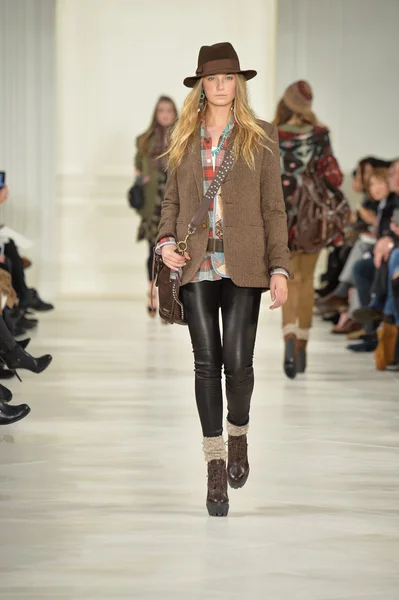 Modelo en el desfile de moda Ralph Lauren — Foto de Stock