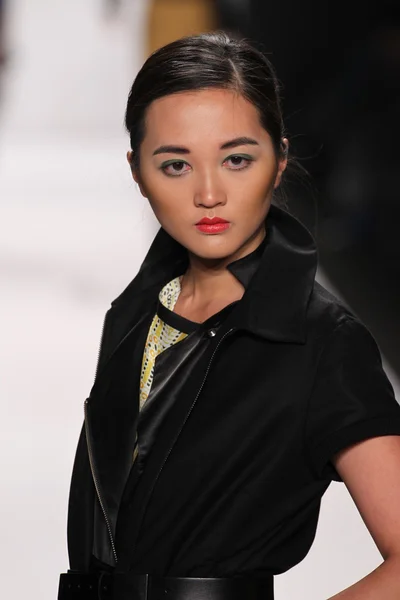 Model walks runway wearing Silkskin designer dress — Stock Photo, Image