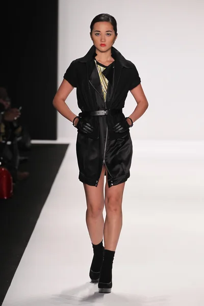 Model läuft Laufsteg im Designer-Kleid aus Seidenleder — Stockfoto