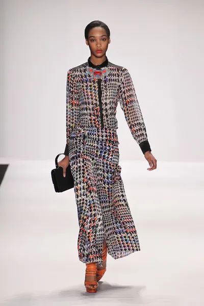 Модель прогулянки злітно-посадочної смуги носіння silkskin дизайнера сукню — стокове фото