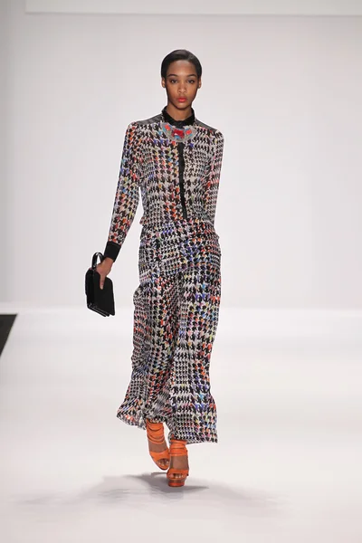 Model läuft Laufsteg im Designer-Kleid aus Seidenleder — Stockfoto