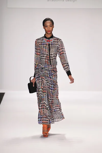 Model silkskin tasarımcı elbise pist yürür — Stok fotoğraf