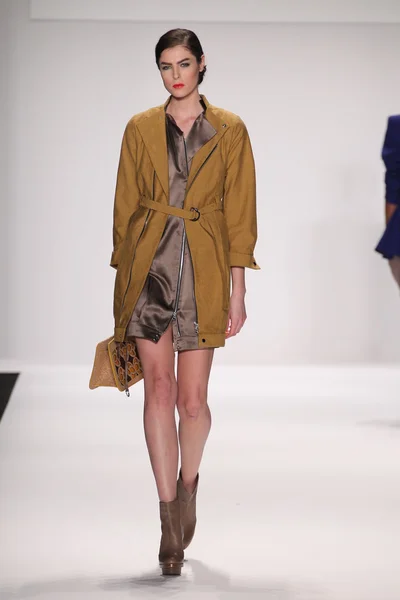 Model walks runway wearing Silkskin designer dress — Stock Photo, Image