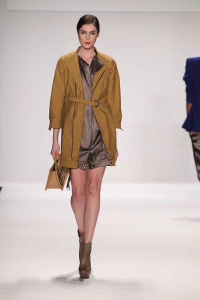 モデルは、silkskin デザイナーのドレスを着ている滑走路を歩く — ストック写真