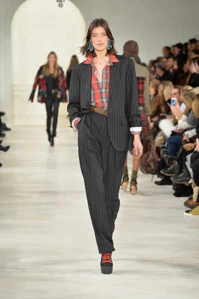 Modelo en Ralph Lauren desfile de moda — Foto de Stock