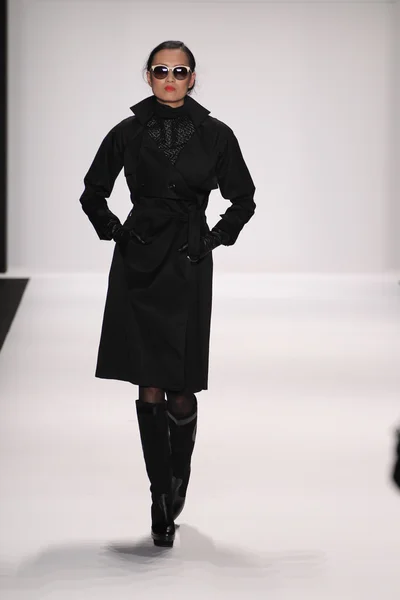 Model walks runway wearing Silkskin dress — Stock Photo, Image