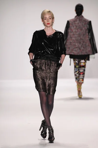 Model walks runway wearing Silkskin dress — Stock Photo, Image