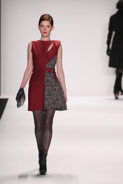 silkskin elbise giyen pist model yürür