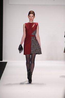 silkskin elbise giyen pist model yürür