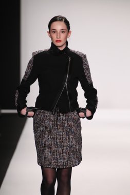 silkskin elbise giyen pist model yürür