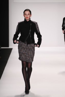 silkskin elbise giyen pist model yürür