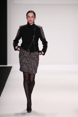 silkskin elbise giyen pist model yürür