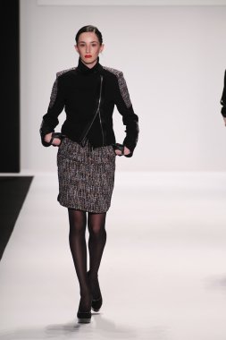 silkskin elbise giyen pist model yürür