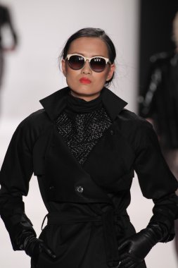 silkskin elbise giyen pist model yürür